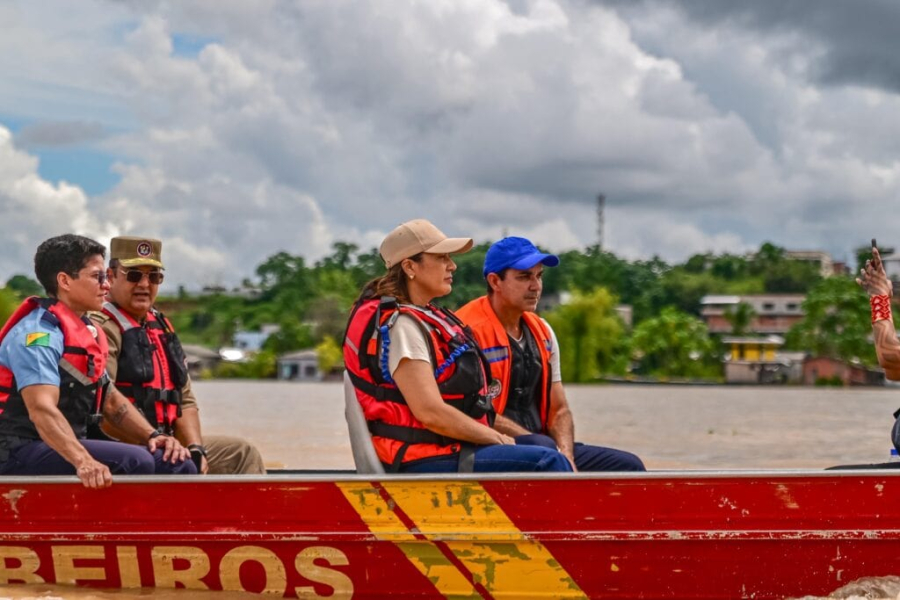 Governadora Mailza vistoria áreas alagadas e reafirma compromisso durante visita a abrigo de famílias indígenas em Cruzeiro do Sul